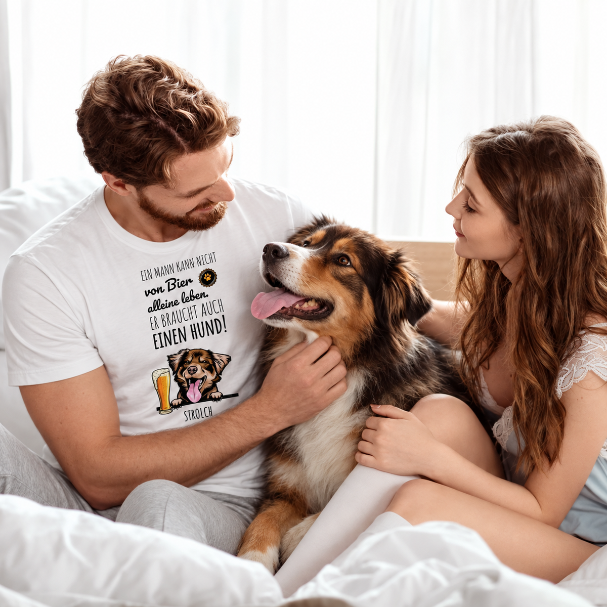 T-shirt bianca personalizzata con motivo di cane e frase sulla birra, indossata da un uomo a letto con un cane e una donna.