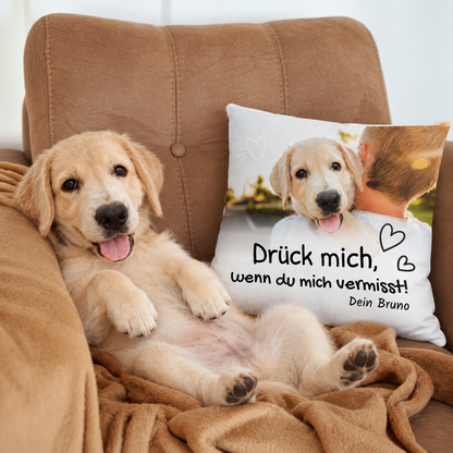 Cuscino personalizzato con la scritta "Drück mich, wenn du mich vermisst!" e la foto di un cane.