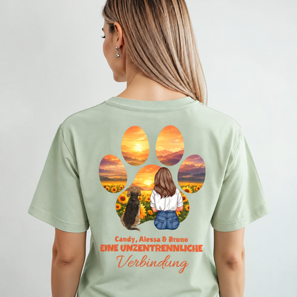 T-shirt verde personalizzata con una persona e un cane davanti al tramonto. Scritta sul retro.
