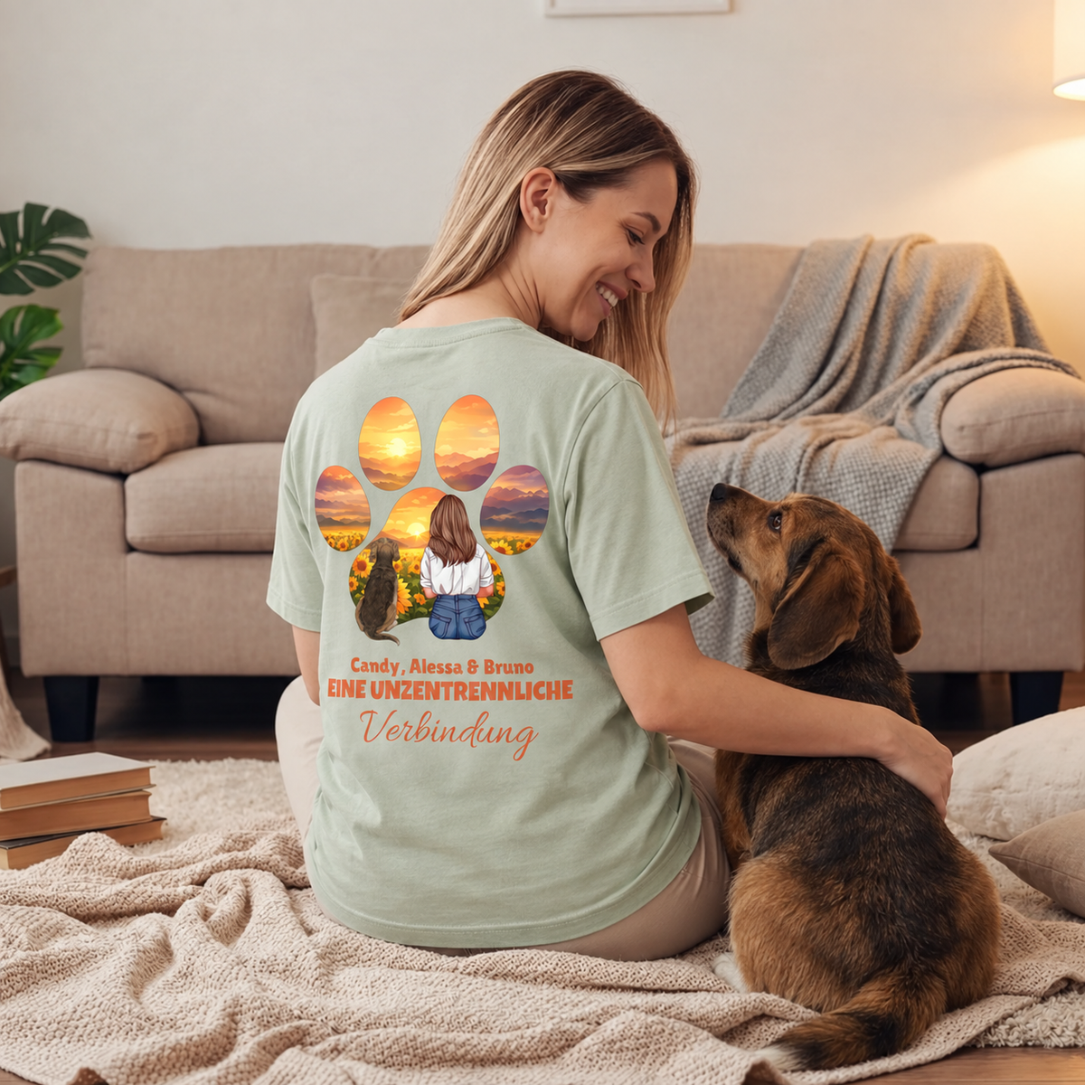 T-shirt verde con design personalizzato, grande zampa e una donna con cane in un campo di girasoli.