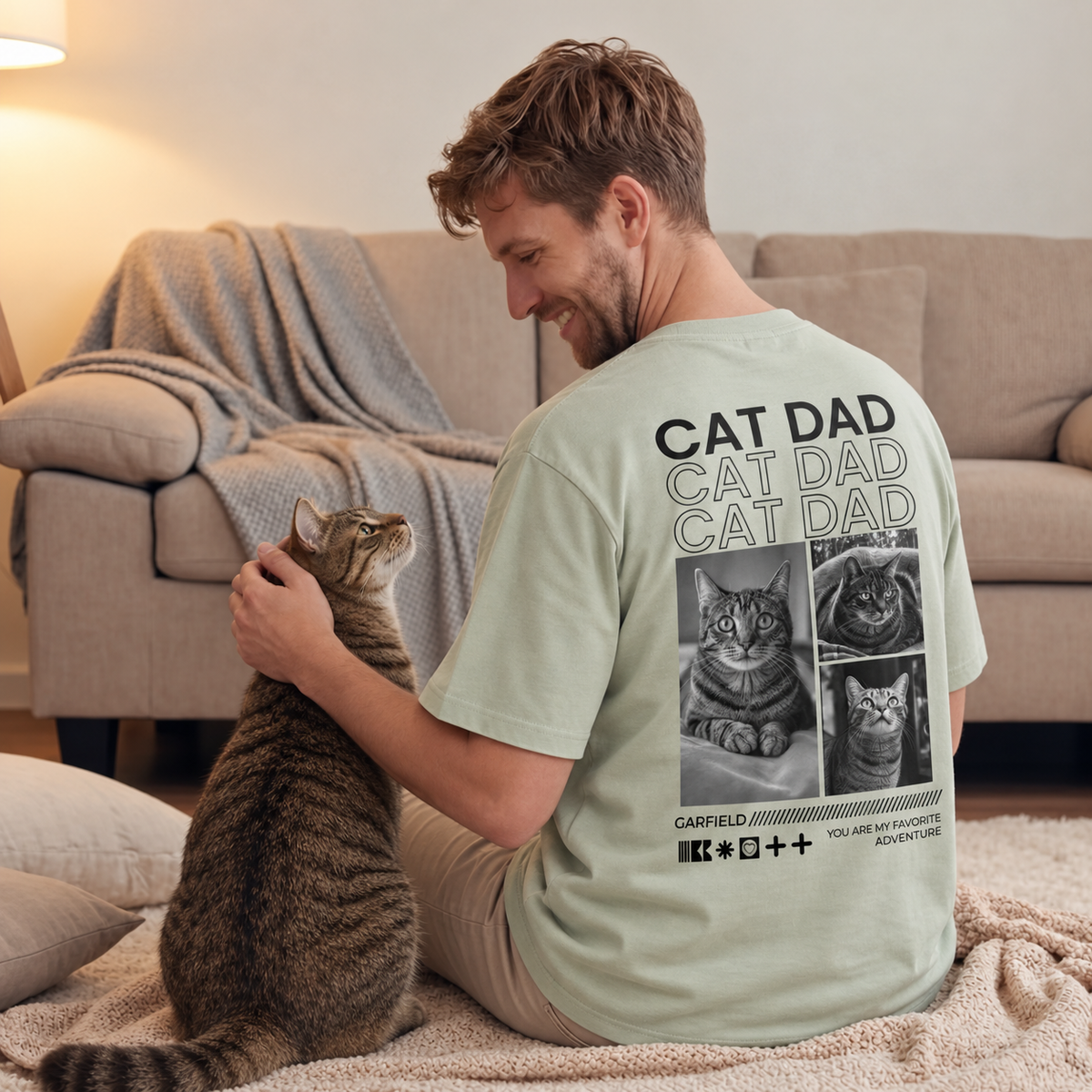 T-shirt verde chiaro con la scritta "Cat Dad" e foto di gatti sul retro, perfetta per gli amanti dei gatti.