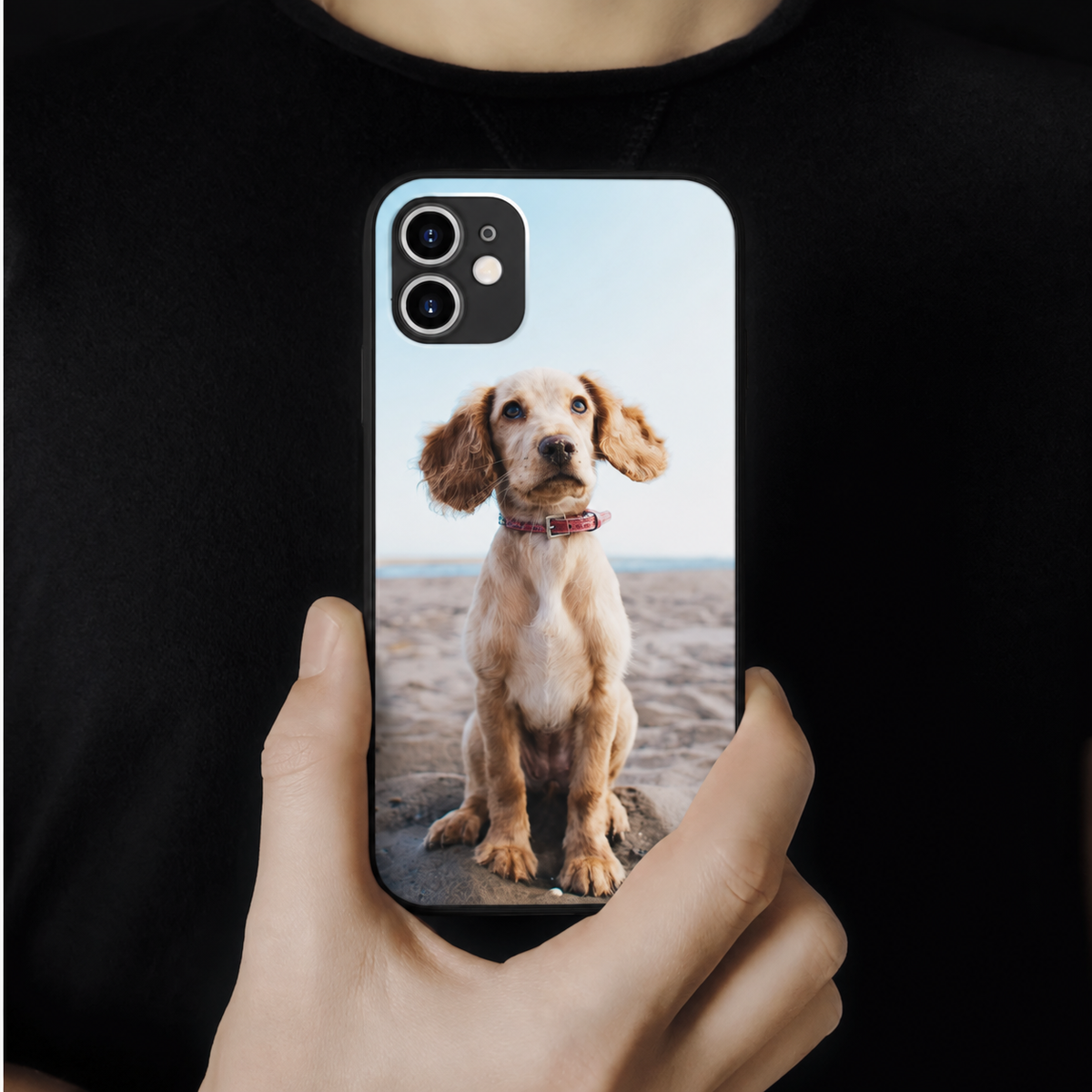 Cover per cellulare personalizzata con una foto di un cane, tenuta da una persona.