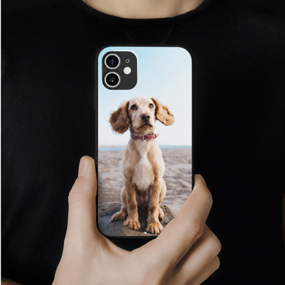 Cover per cellulare personalizzata con una foto di un cane, tenuta da una persona.