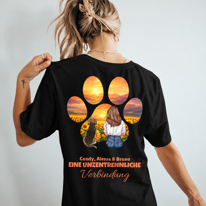 T-shirt nera con motivo colorato a forma di zampa di una donna e un cane all'alba. Personalizzata con nomi.