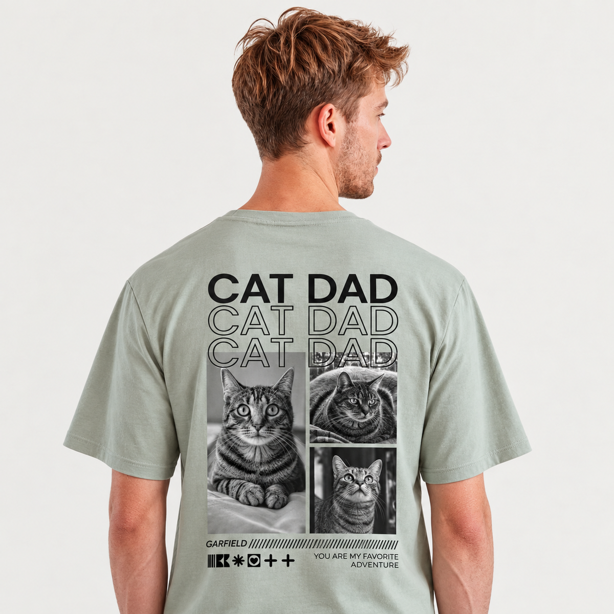 T-shirt verde oliva personalizzata con motivi di gatti e scritta "CAT DAD" sul retro.