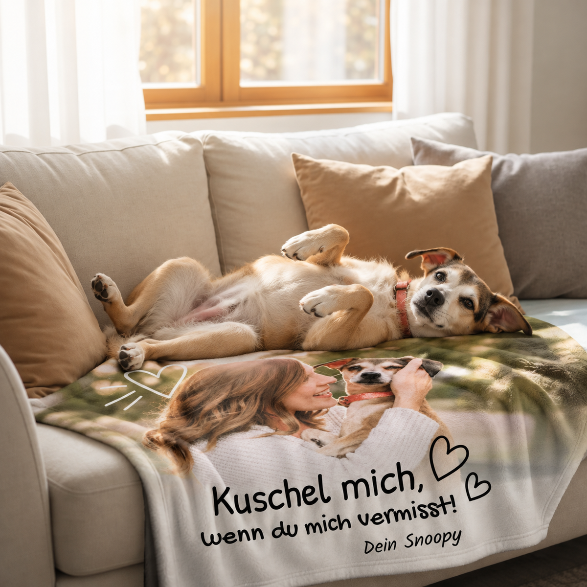 Coperta per animali personalizzata con foto e testo, materiale chiaro, su un divano con un cane.