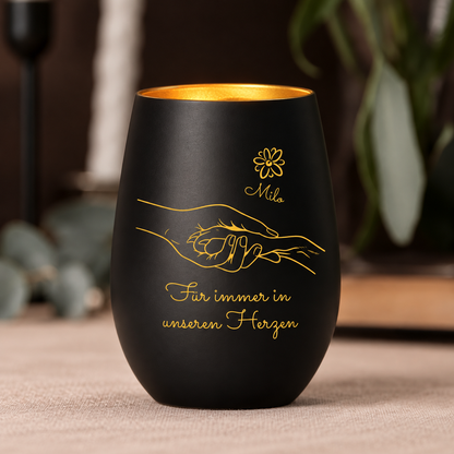 Lumino commemorativo nero con interno dorato, personalizzato con design di mani e il testo "Für immer in unseren Herzen".