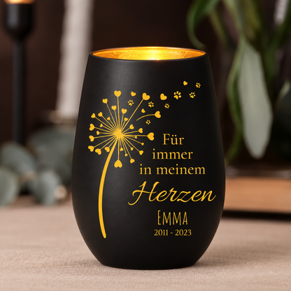 Candela commemorativa nera con stampa dorata, personalizzata con nome e anni, come luce del ricordo.