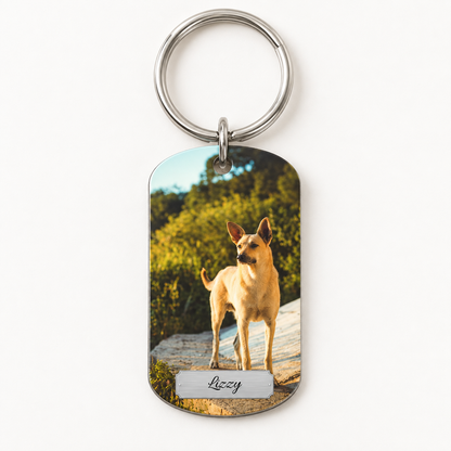 Portachiavi personalizzato in acciaio inox argentato con foto di un cane e nome inciso.