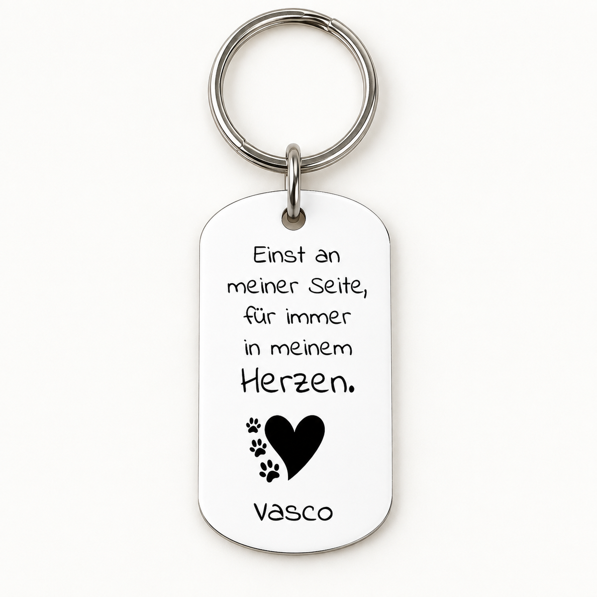 Portachiavi in metallo personalizzato con scritta nera e cuore.