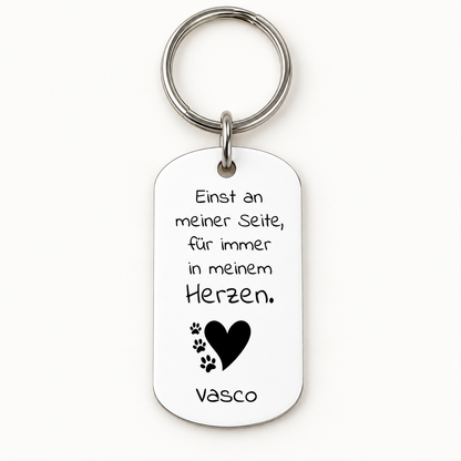 Portachiavi in metallo personalizzato con scritta nera e cuore.