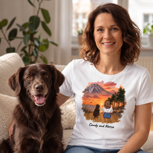 T-shirt bianca con motivo personalizzato di una donna e il suo cane davanti a un paesaggio.
