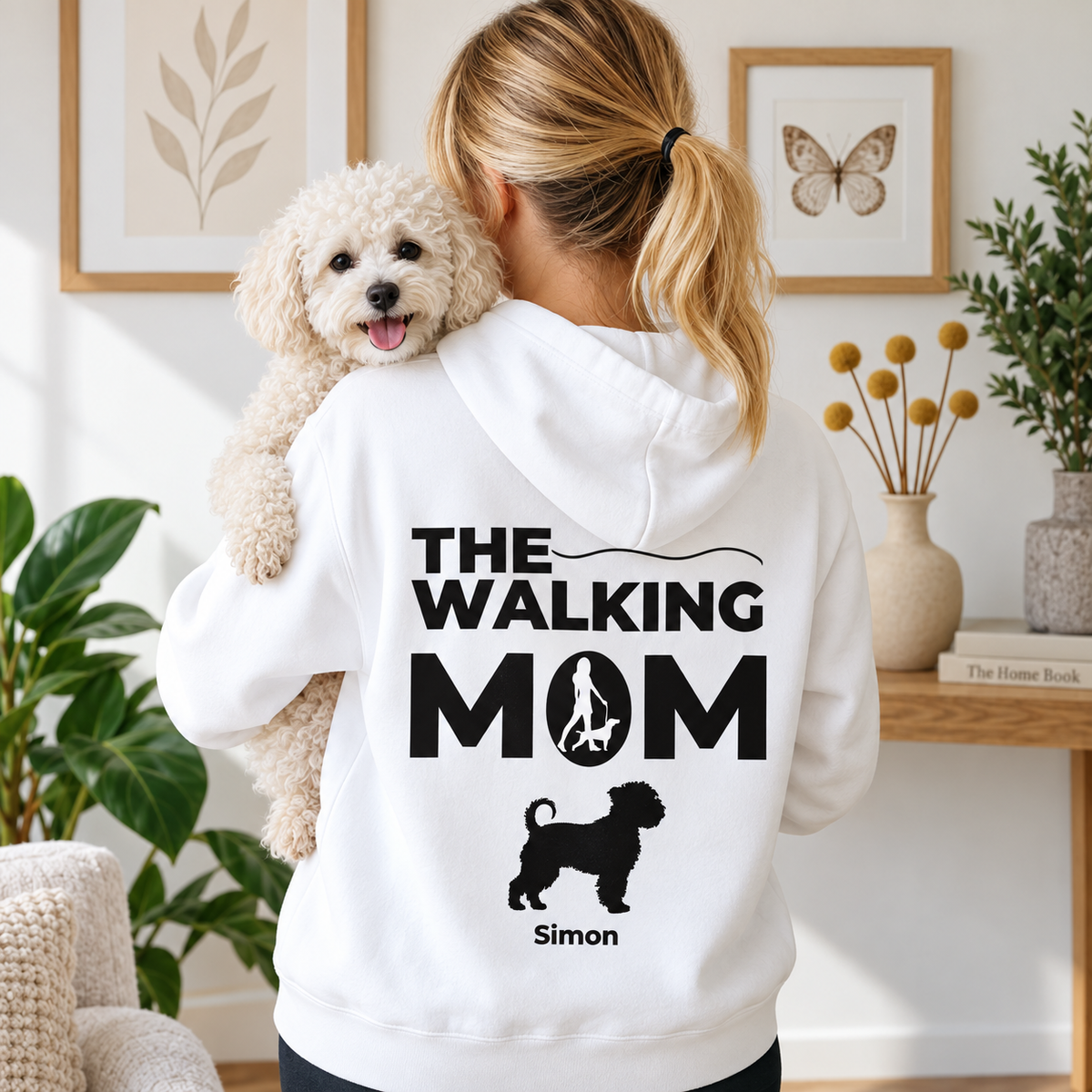 Felpa con cappuccio bianca personalizzata con testo nero "THE WALKING MOM" e figura di cane.