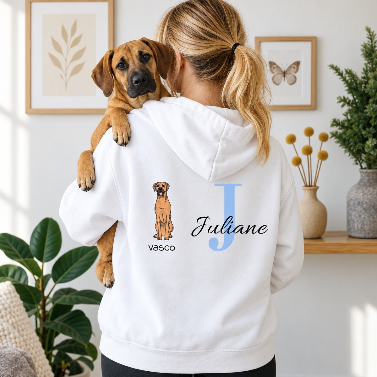 Felpa con cappuccio bianca con iniziale personalizzata "J" e design di cane, perfetta per uno stile unico.
