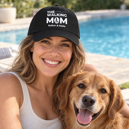 Cappellino nero con stampa “THE WALKING MOM” e nomi personalizzati, indossato da una donna con un cane.