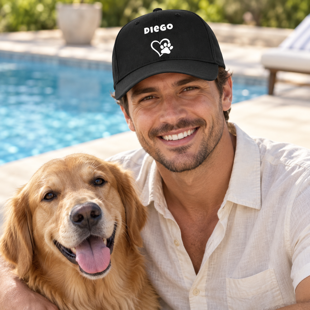 Cappellino nero personalizzato con il nome “Diego” e disegno a zampa, indossato da un uomo accanto a un golden retriever.