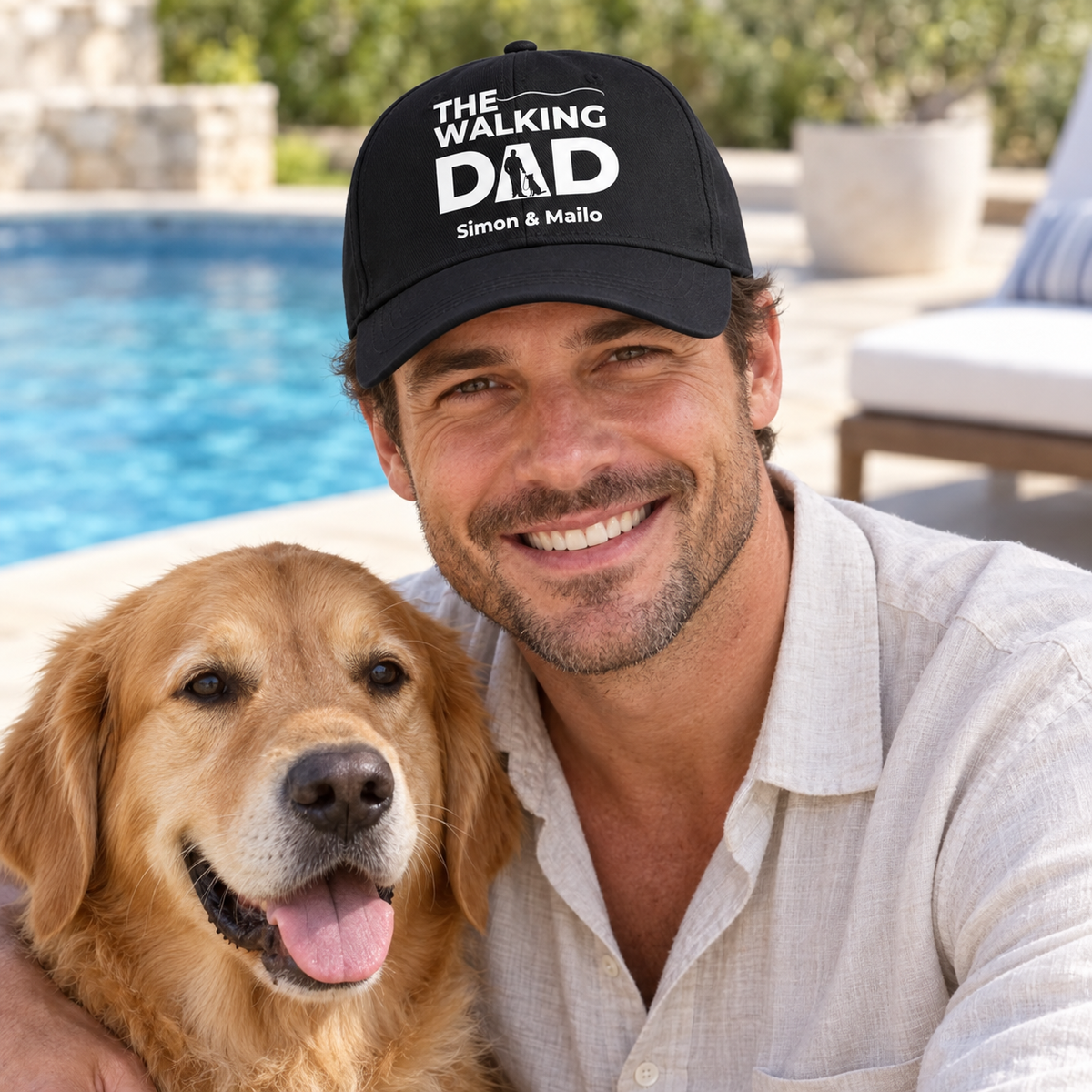 Cappellino nero con stampa “THE WALKING DAD” e nomi personalizzati, indossato da un uomo con un cane.