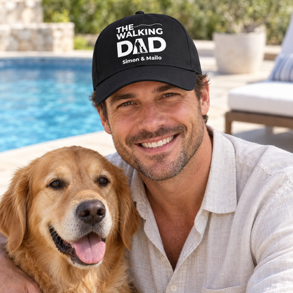 Cappellino nero con stampa “THE WALKING DAD” e nomi personalizzati, indossato da un uomo con un cane.