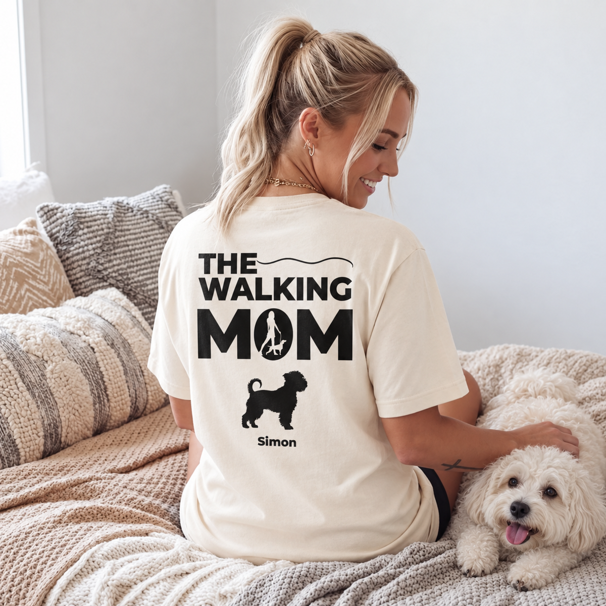 T-shirt beige con la scritta "THE WALKING MOM" e un motivo di cane sul retro.