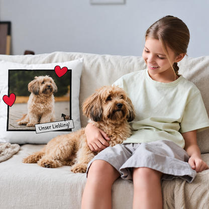 Cuscino personalizzabile con foto di cane e applicazioni a cuore, su un divano con una ragazza.