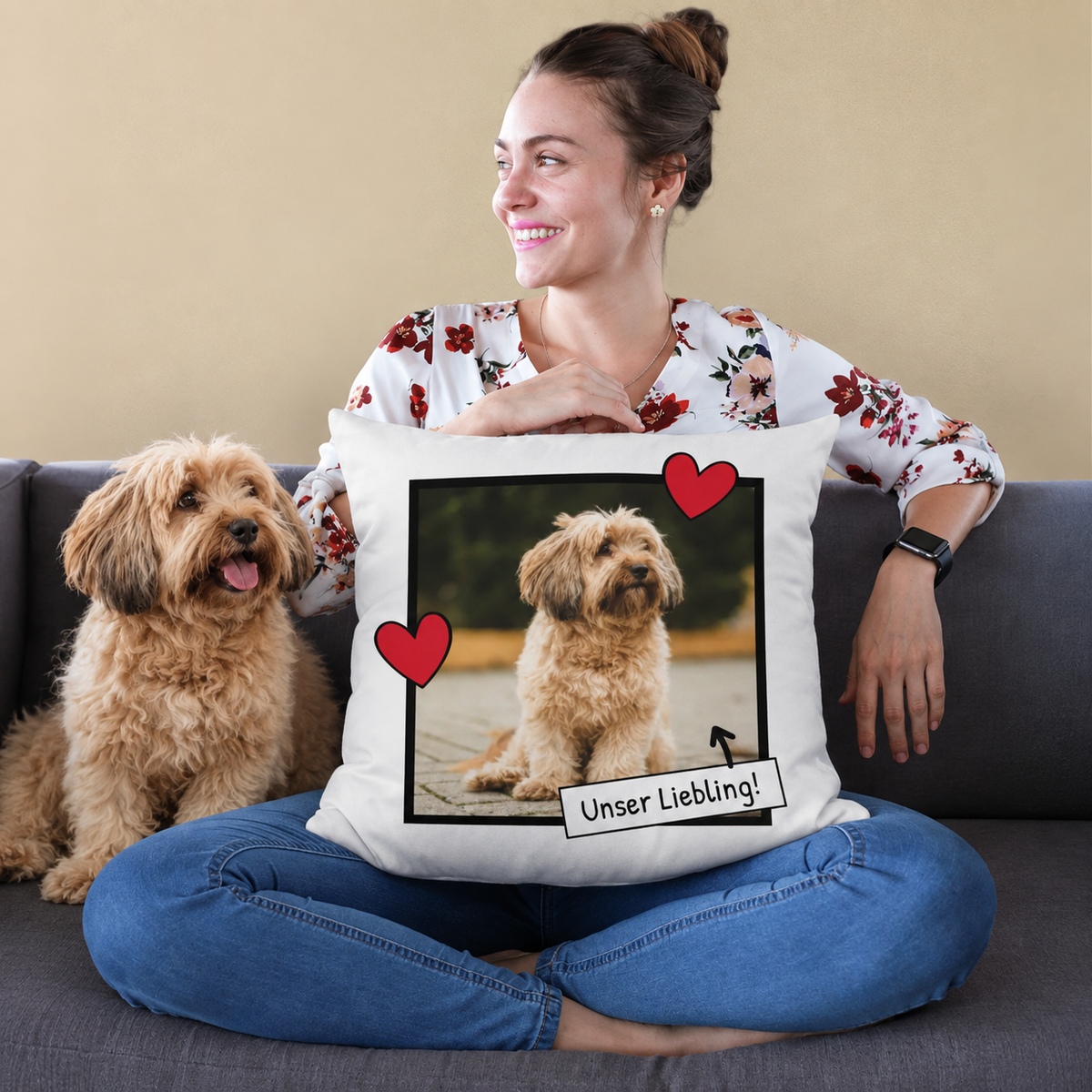 Cuscino personalizzato con foto di cane e cuori, fodera bianca, decorativo.
