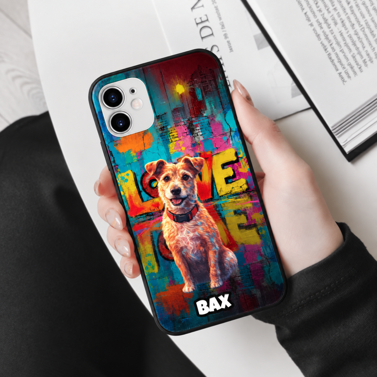Cover per cellulare personalizzata con design street art, grafica colorata di un cane e la parola "LOVE".