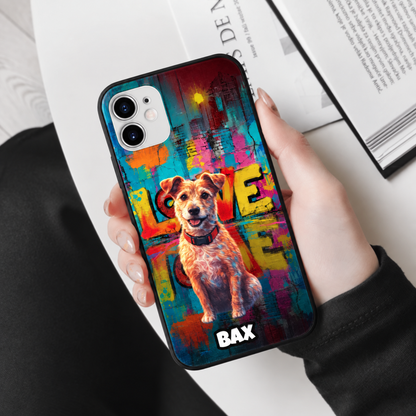 Cover per cellulare personalizzata con design street art, grafica colorata di un cane e la parola "LOVE".