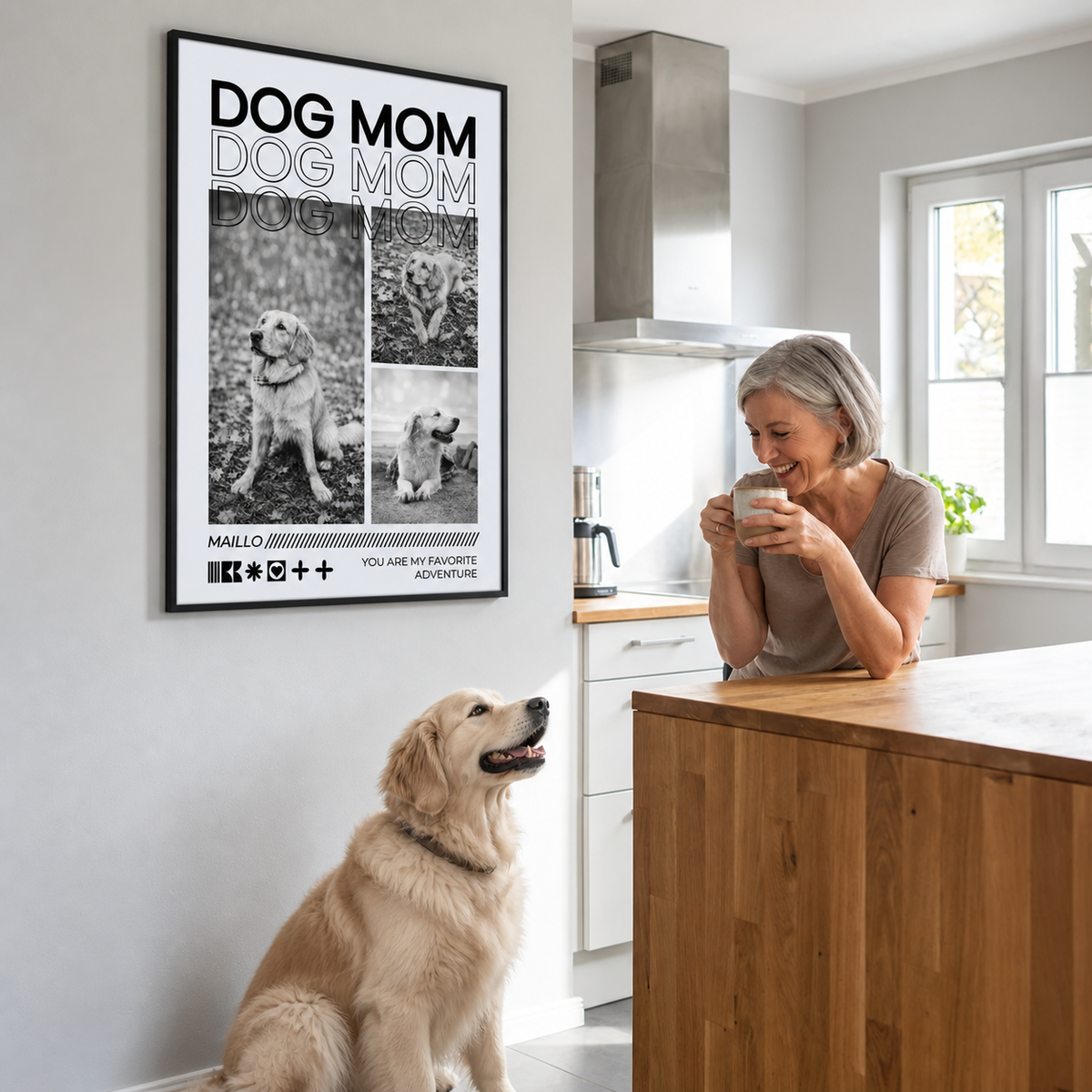 Poster Dog Mom personalizzati in bianco e nero, incorniciati, con foto di cani e testi. Cane seduto davanti a una donna in una cucina moderna.