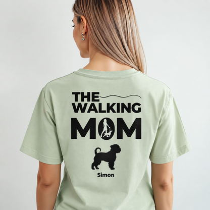 T-shirt verde menta personalizzata con la scritta "THE WALKING MOM" e silhouette di cane.