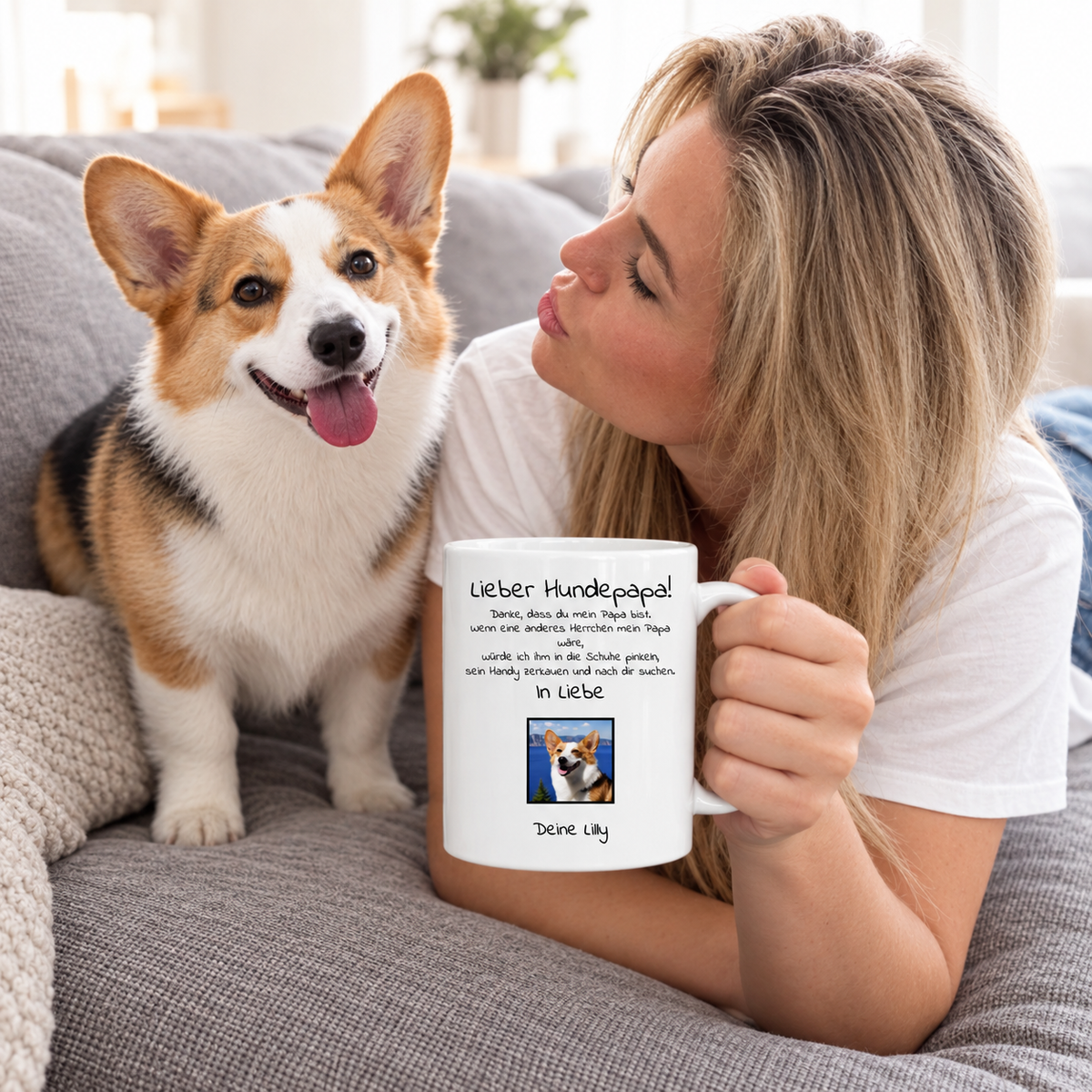 Persona che tiene una tazza bianca personalizzata con foto di cane e testo mentre guarda un corgi.