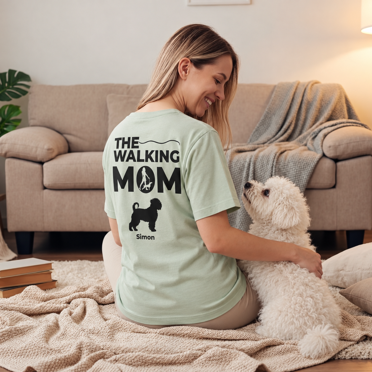 T-shirt verde personalizzabile con scritta nera "The Walking Mom" e motivo di cane.