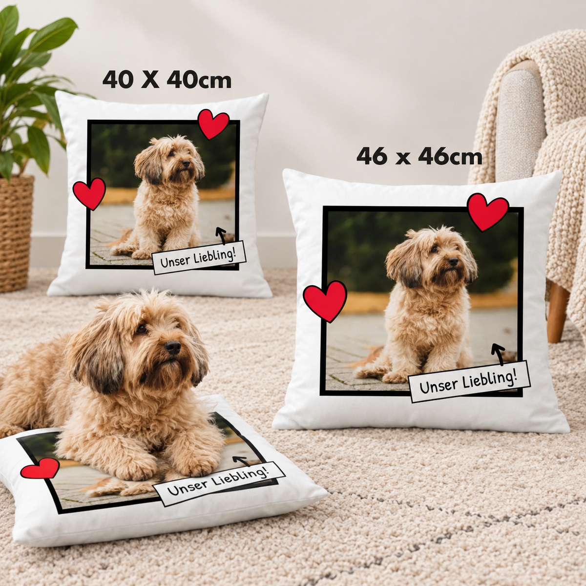 Due cuscini bianchi personalizzati con foto e cuori, misure 40x40 cm e 46x46 cm.