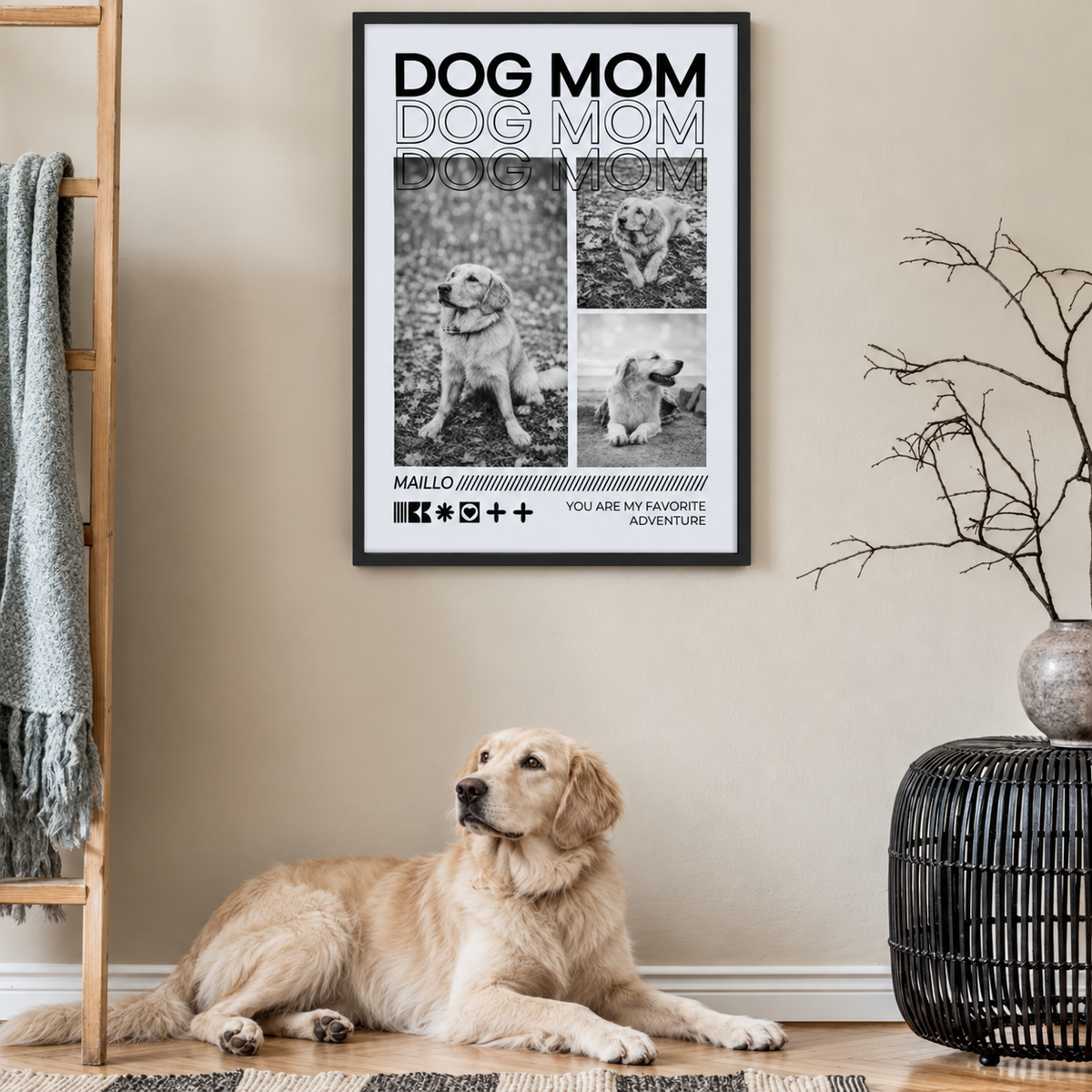 Poster personalizzato con il testo "DOG MOM" e foto di un cane, incorniciato. Cane sdraiato nella stanza.