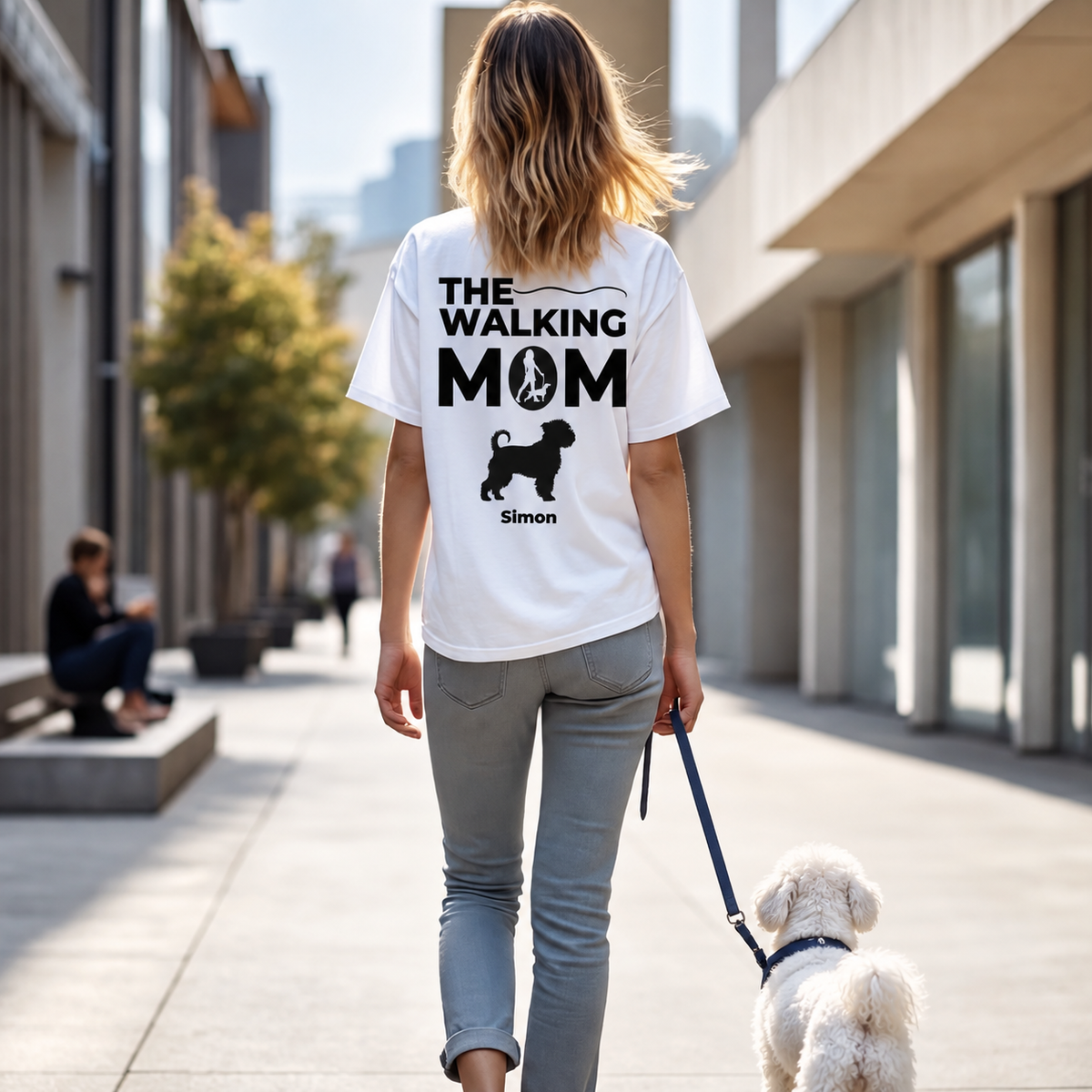 T-shirt bianca con la scritta "THE WALKING MOM" e un motivo di cane sul retro, personalizzata con "Simon".