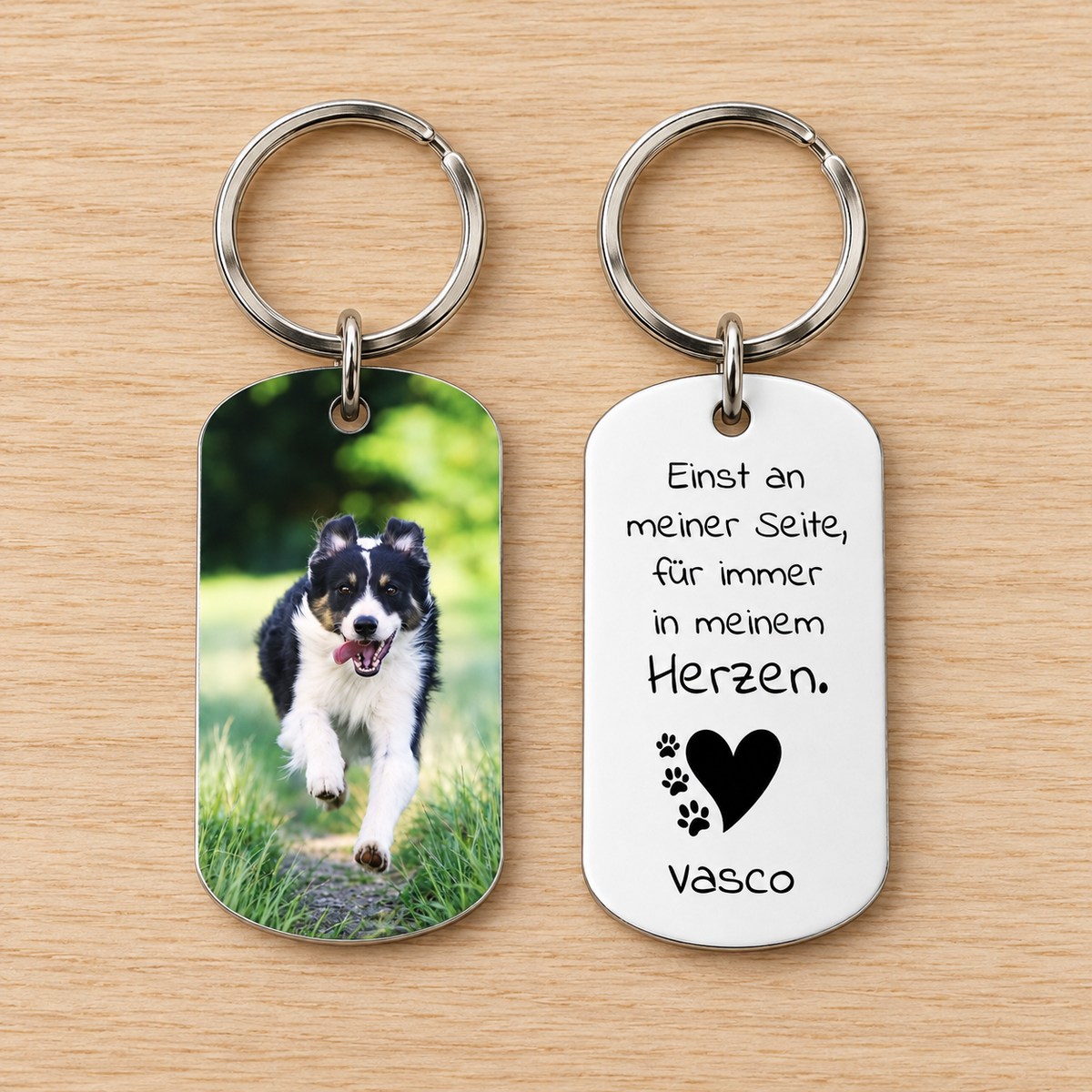 Portachiavi argentato personalizzato con foto di cane sul fronte e testo sul retro.