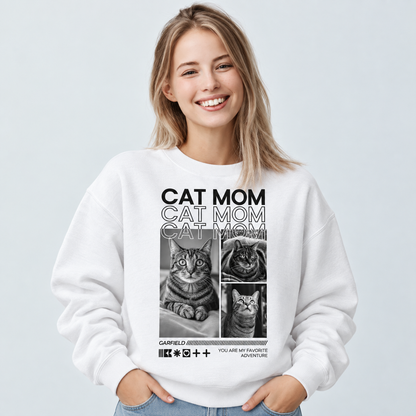 Felpa bianca con la scritta "Cat Mom" e motivi di gatti in bianco e nero.
