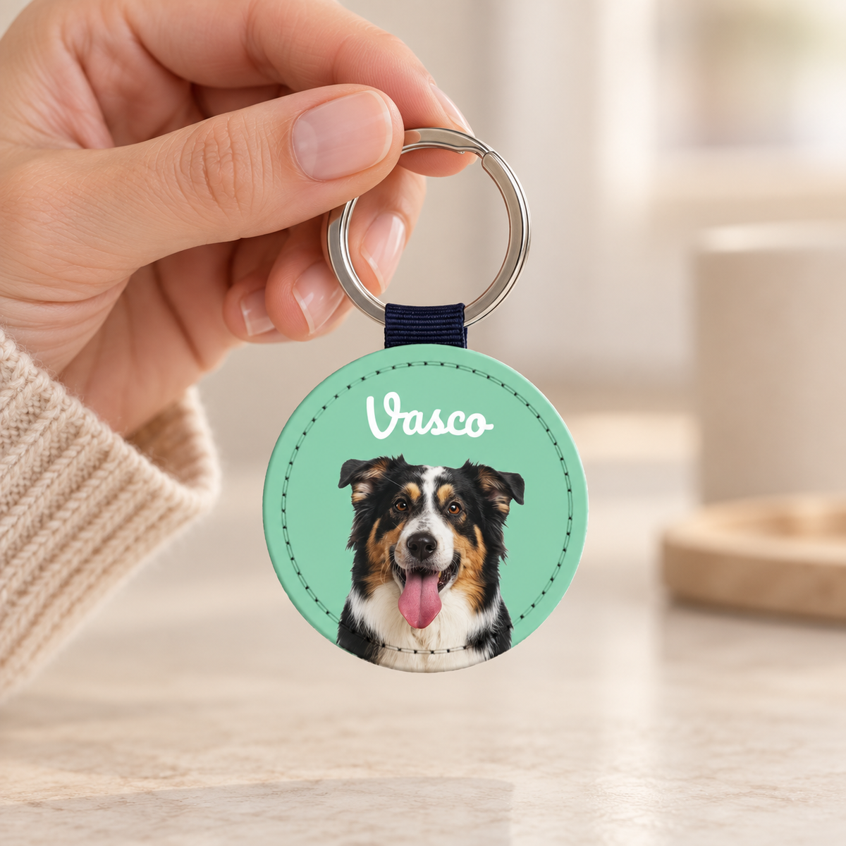 Portachiavi personalizzato in similpelle con ritratto di cane e laccetto blu.