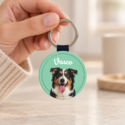 Portachiavi personalizzato in similpelle con ritratto di cane e laccetto blu.