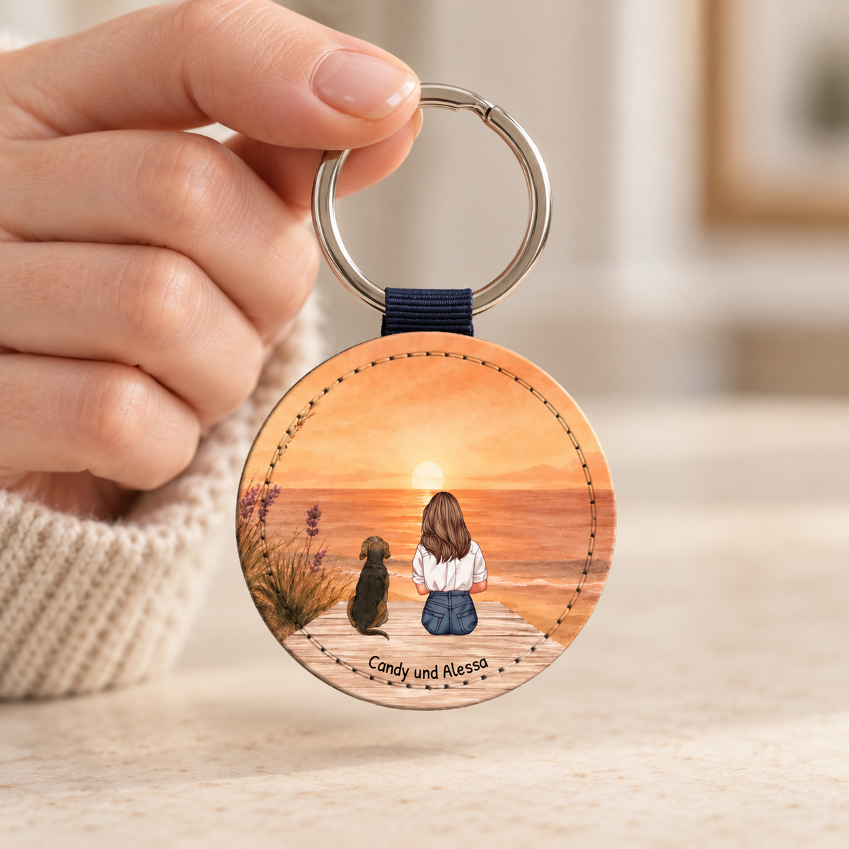 Portachiavi rotondo personalizzato con illustrazione di una persona e un cane al mare al tramonto.