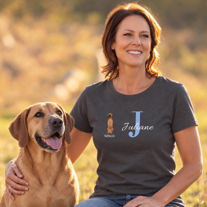 T-shirt grigia con iniziale "J" e motivo di cane, personalizzata con il nome Juliane e il nome dell'animale, Vasco.