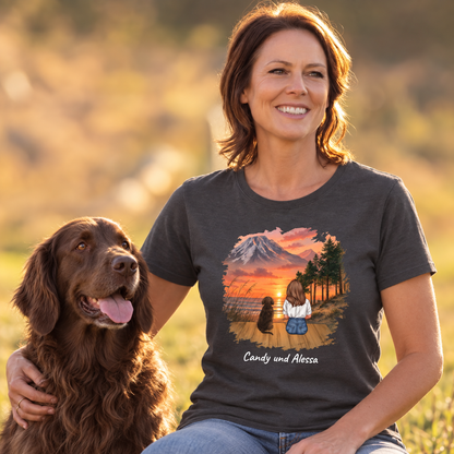 T-shirt grigio scuro con motivo personalizzato di una donna e un cane davanti a un paesaggio montano.