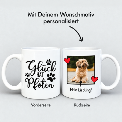 Tazza bianca personalizzata con foto di cane, il testo "Glück hat Pfoten" e "Mein Liebling!" sul fronte e sul retro.