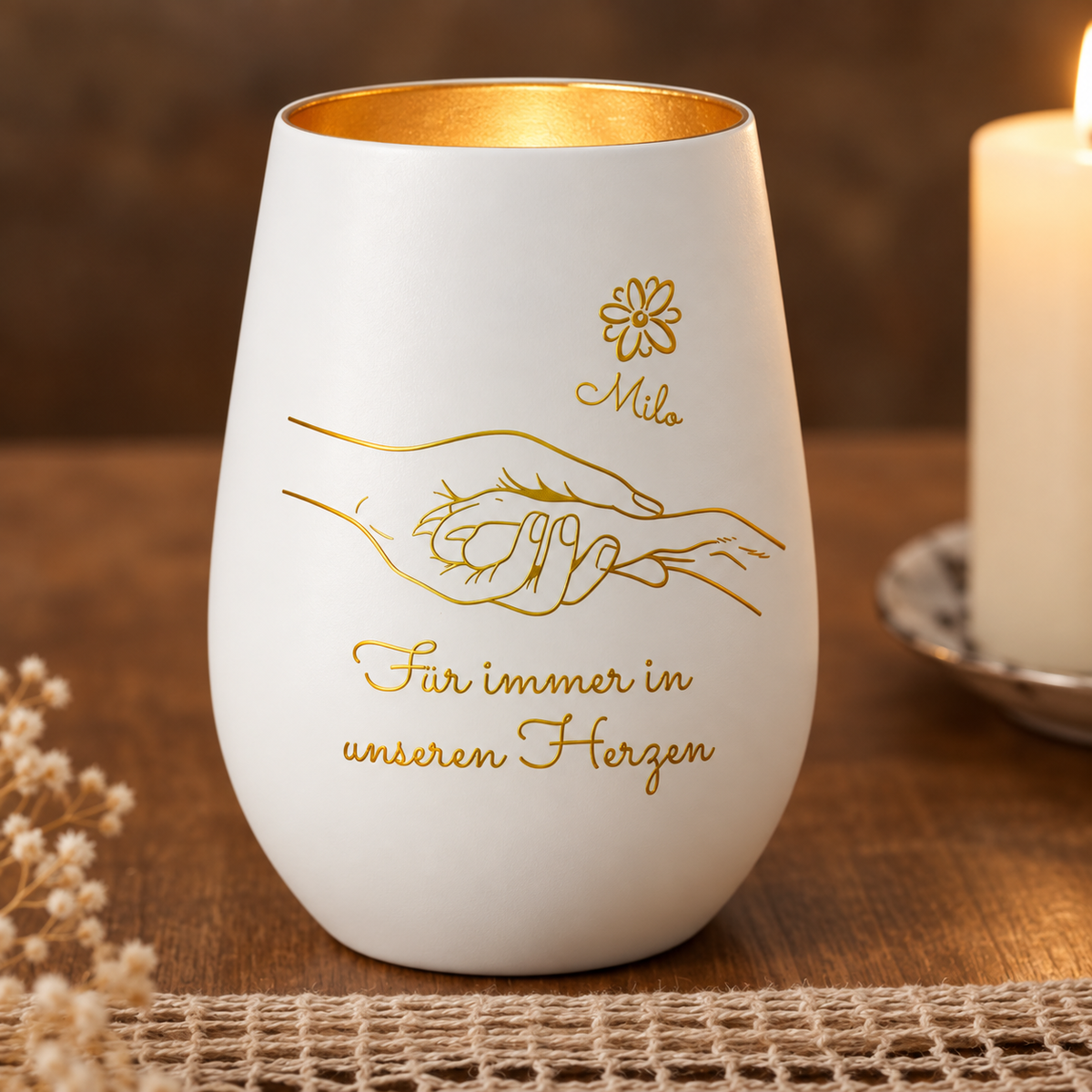 Lumino commemorativo bianco personalizzato con bordo interno dorato, scritta incisa e mani, per un ricordo speciale.