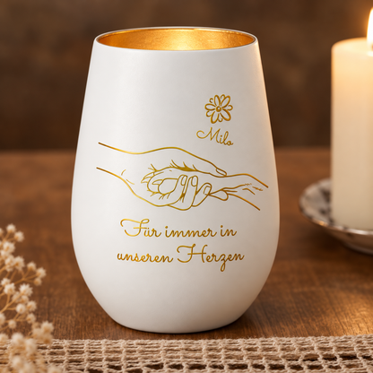 Lumino commemorativo bianco personalizzato con bordo interno dorato, scritta incisa e mani, per un ricordo speciale.