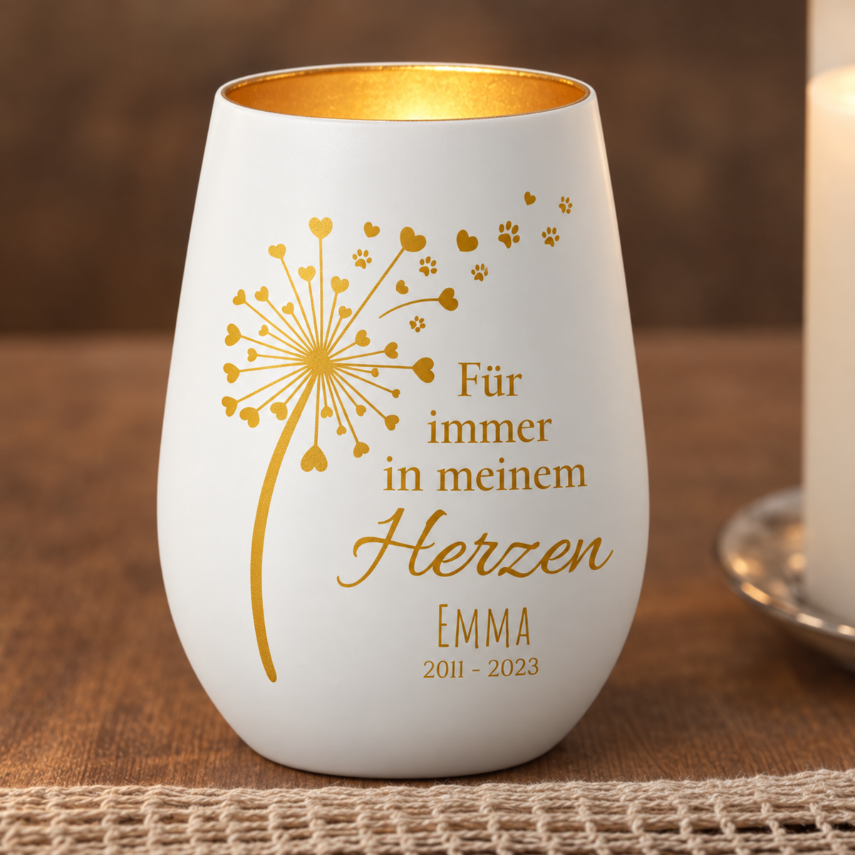 Lumino commemorativo bianco personalizzato con scritta dorata e cuori, in ricordo di chi non c'è più.