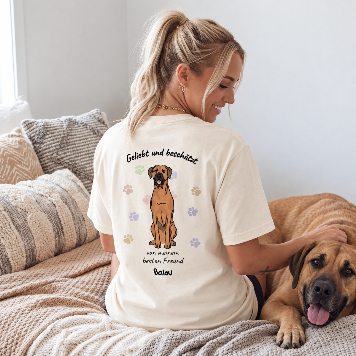 T-shirt beige con la scritta "Geliebt und beschützt" e motivo di cane sul retro.