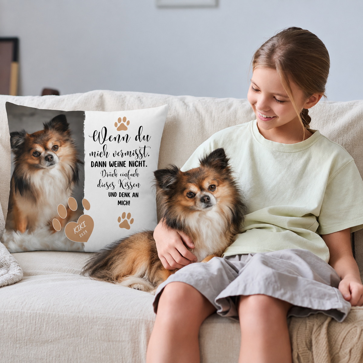 Cuscino personalizzato con foto di cane e testo in nero e beige, su un divano con una ragazza e un cane.