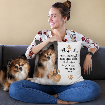 Cuscino personalizzabile con immagine di cane e testo, sfondo bianco, su un divano con una donna e un cane.