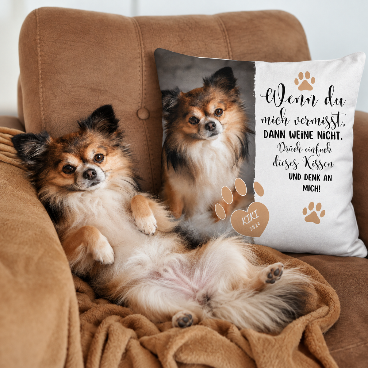 Cuscino personalizzato con scritta e motivo di cane, su un divano marrone.