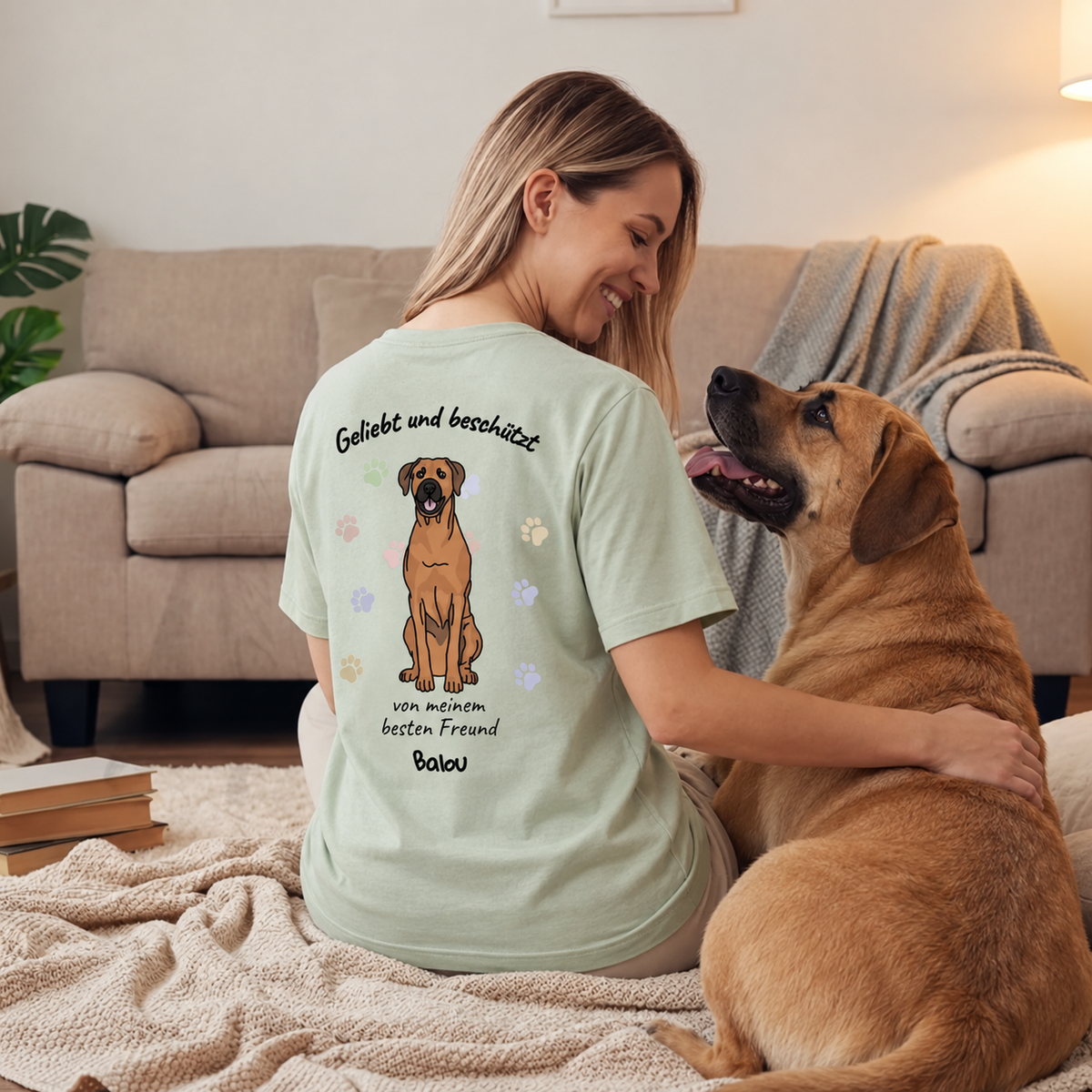 T-shirt verde menta personalizzata con motivo di cane e scritta sul retro.